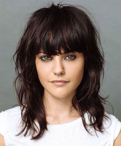 The shoulderlength shaggy hairstyle comes with a fringe at the front 