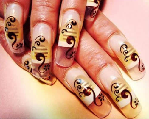 Airbrush nail art using various patterns