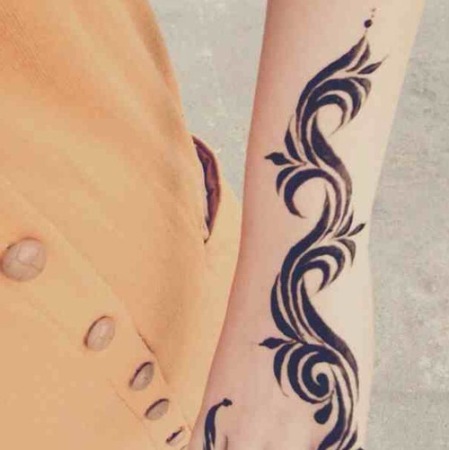 Arabic Design With Black Henna Tattoo