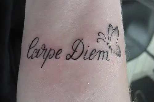 Tatuajes de mariposa Carpe Diem