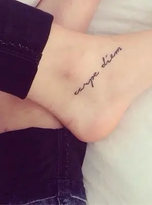 stylová písma s tetováním Carpe Diem