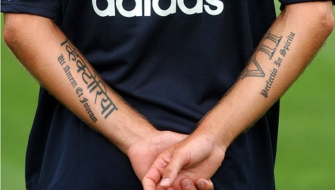 Latin Phrase Tattoo on David Beckham Right Hand