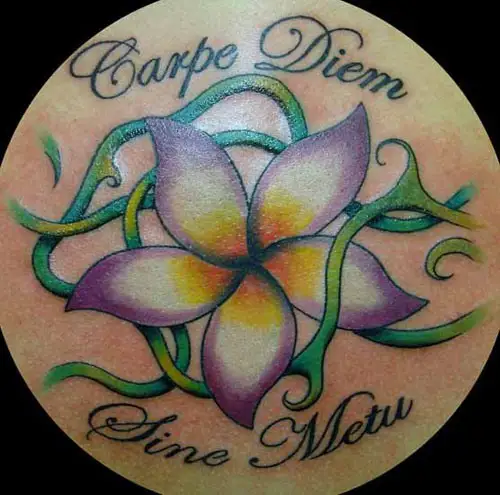 blomma med Carpe Diem tatuering