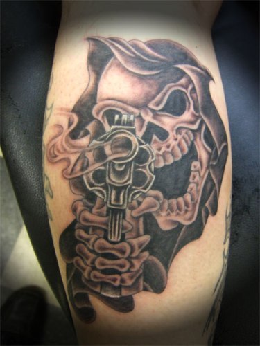 Skull Tattoo Gun on Leg