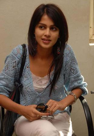 9 Unseen Pictures of Genelia D'souza Without Makeup | Styles At Life