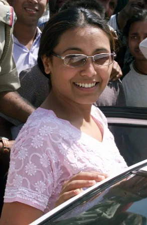 10 Best Rani Mukherjee Without Makeup Photos Styles At Life Though she was introduced through the movie 'raja ki aayegi baraat' (1996), rani was noted in 'ghulam', and her film 'kuch kuch hota hai' shot her onto overnight stardom. 10 best rani mukherjee without makeup