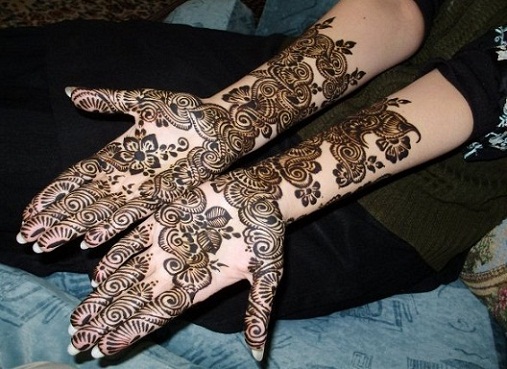 Spiral Mehndi Design on Both Hands
