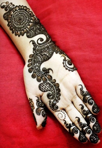 Minimal Mehndi Art for hand