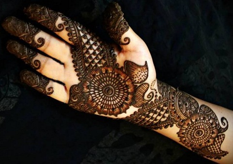 Intricate Henna Artwork for Hands