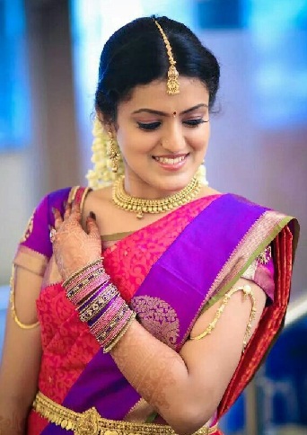 Hairstyle for women on wedding saree