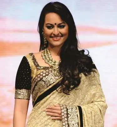 20 Stunning Look of Sonakshi Sinha In Saree - Our Top Pictures!