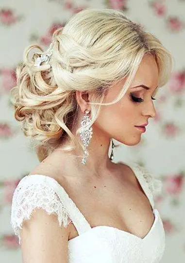 8 Best Hairstyles That Wear with Different Dresses | Styles At Life