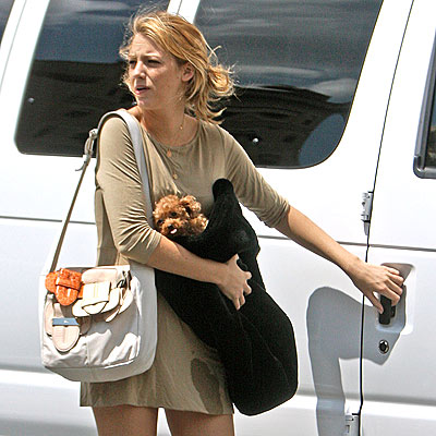 Blake Lively Without Makeup Getting Into Her Ride