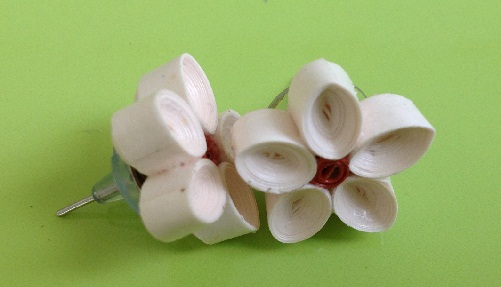paper-quilling-jewellery-designs-easy-handmade-white-quilled-floral-stud