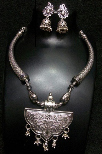 stunning-temple-silver-jewellery-necklace-and-earrings