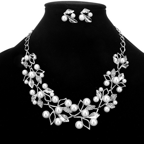 Flower Pearl Necklace in Silver