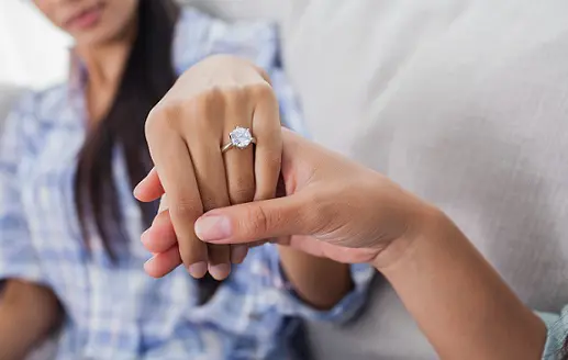 25 Simple and Famous Dazzling Engagement Rings with Images