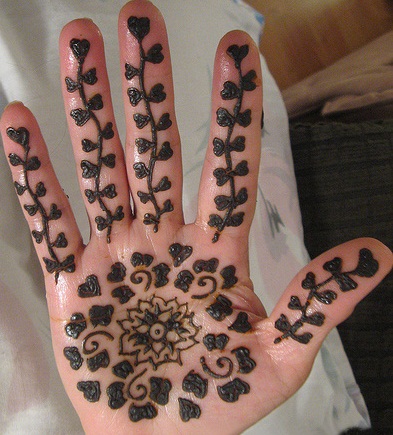 15 Cute and Easy Black Mehndi Designs with Photos | Styles At Life