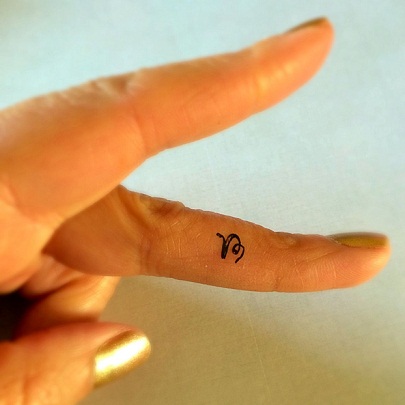 Minimalistic Capricorn Finger Design