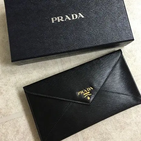 Dusver zag Grof 9 Popular and New Collection of Prada Wallets | Styles At Life