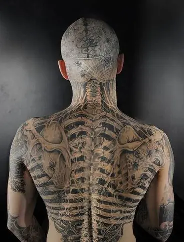 Tatuaje de esqueleto en la espalda
