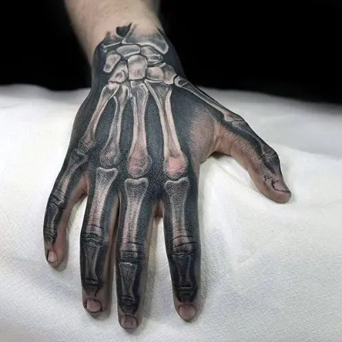Tatuaje de mano de esqueleto