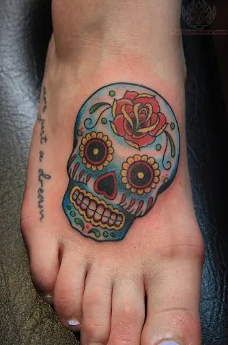 Tatuaje de esqueleto en el pie