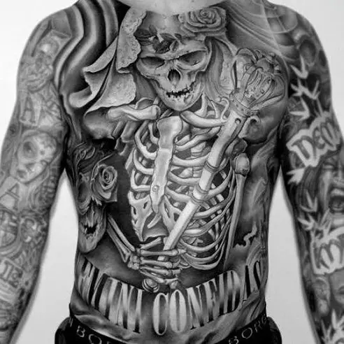 Tatuaje de esqueleto en todo el cuerpo