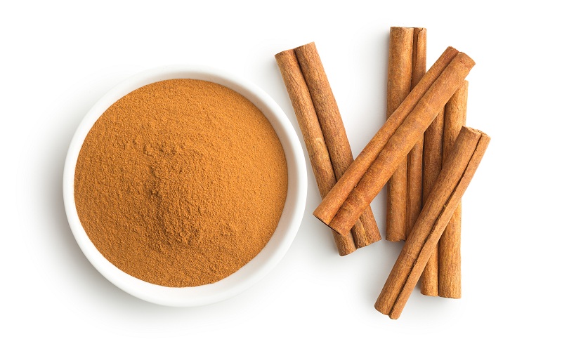 Cinnamon,sticks,and,ground,cinnamon,isolated,on,white,background.,top