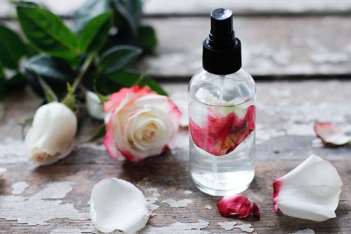 Rose Water DIY to Treat Dark Circles