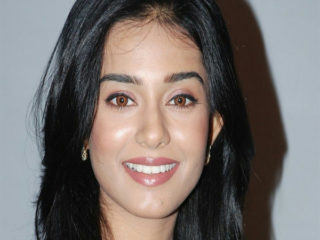 9 Pictures of Amrita Rao with and without Makeup