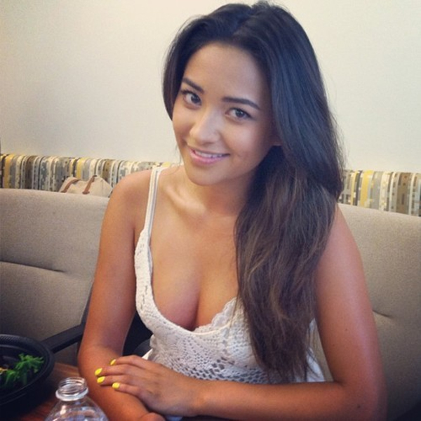 Shay Mitchell Without any Makeup