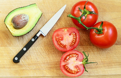 Tomato with Avocado Face Pack