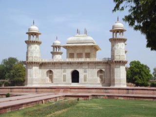 15 Best Tourist Places To Visit In Agra – Updated 2023