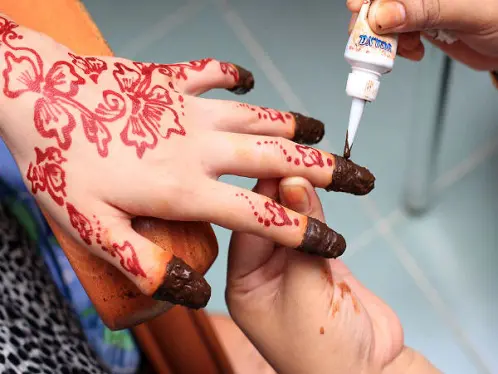 How to Apply Henna on Your Nails: A Beginner's Guide
