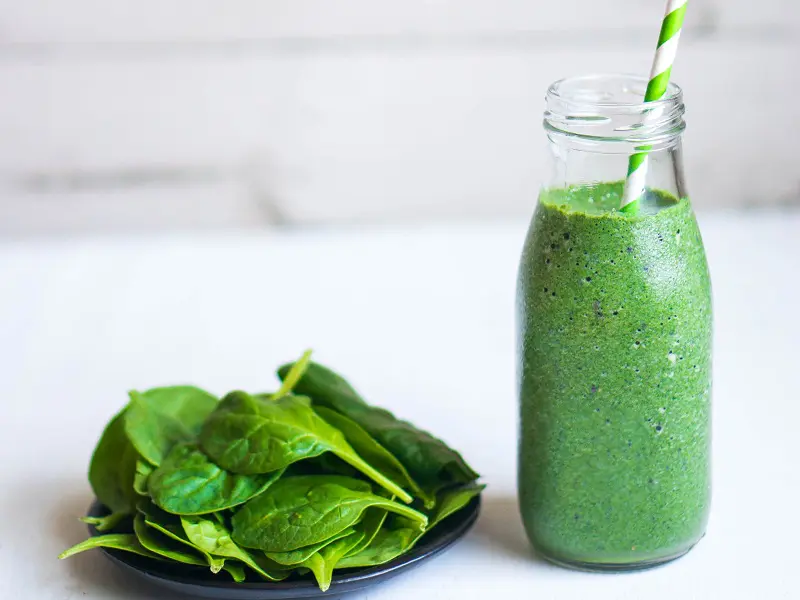 14 Amazing Spinach Juice Benefits For Skin, Hair & Health !