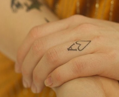 Amy Winehouse Finger Tattoo