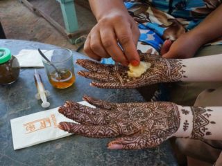 How to Apply Mehndi on Hands for Beginners with Pictures