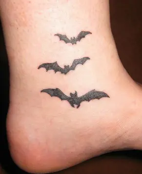 Cute Bat Tattoo on Wrist  Halloween tattoo Karizmatik dövmeler Erkek  dövmeleri