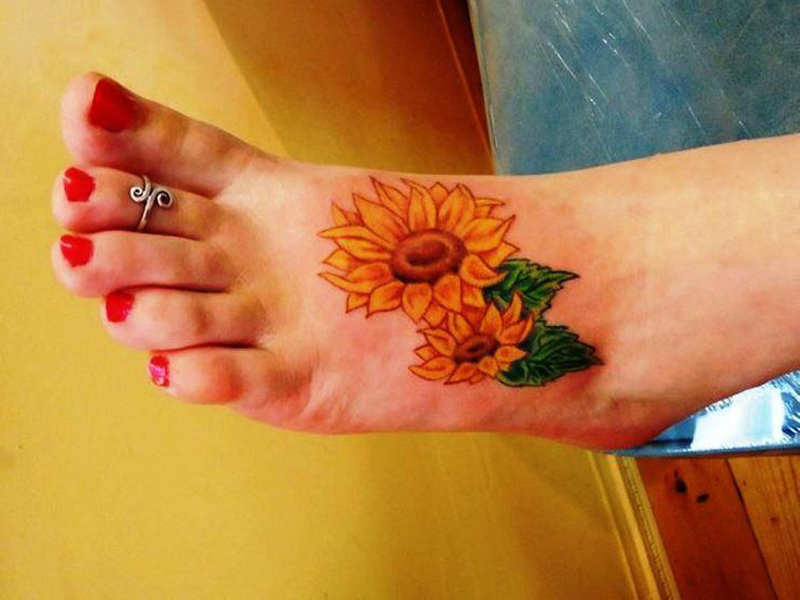 sunflower knee tattoo  Google Search  Knee tattoo Tattoos Mom tattoos