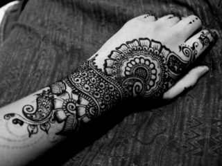 15 Cute And Easy Black Mehndi Designs With Photos
