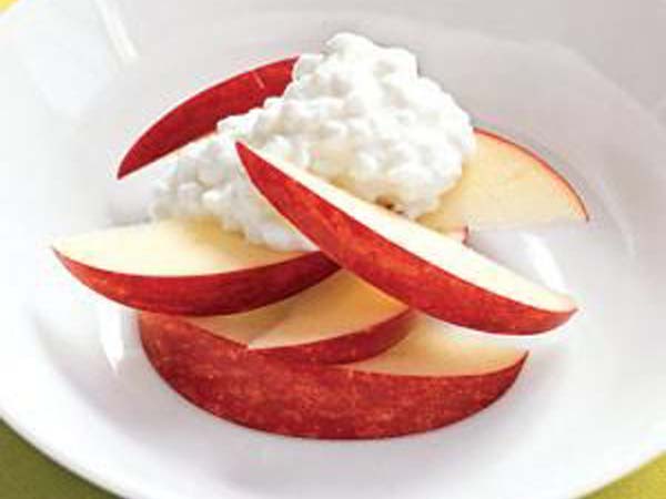Low Fat Cheese With Apple Slices