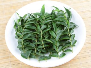 7 Surprising Benefits of Curry Leaves For Hair Growth!