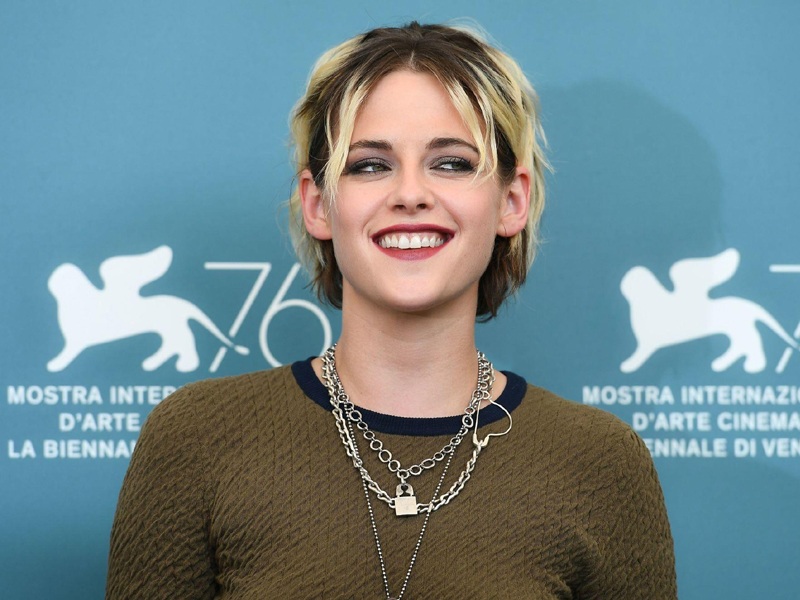 Kristen Stewart Hairstyles, Hair Cuts and Colors