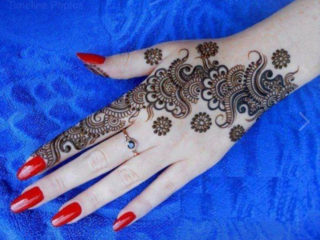 15 Adorable Flower Mehndi Designs for Hands and Feet with Pictures