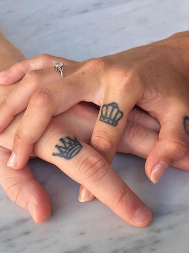 45 Crown Finger Tattoos Ideas