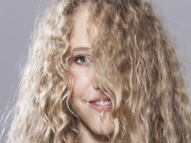 12 Best Shampoos To Treat Frizzy Hair In India With Pros & Cons