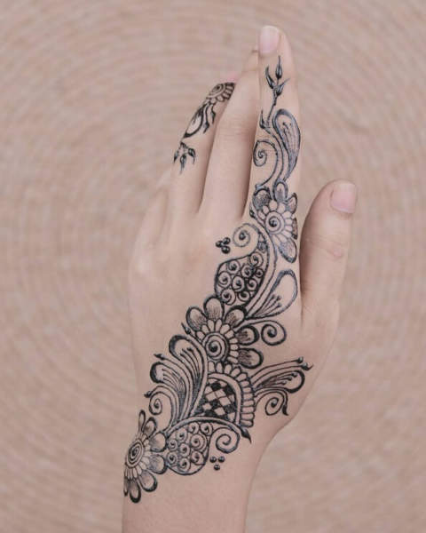 small hand mehndi design 