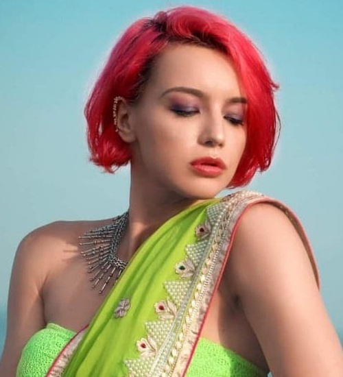 Short Red Hairstyles for Saree with Round Face