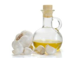 14 Wonderful Garlic Oil Benefits For Skin, Hair & Health